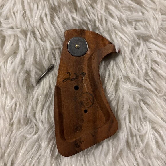Smith And Wesson OEM Round Butt Wood Grips Checkered - Picture 4 of 6